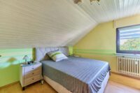 Dreifamilienhaus mit Garagen, Garten und zusätzlichem Baupotenzial - Schlafzimmer DG