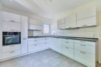 Dreifamilienhaus mit Garagen, Garten und zusätzlichem Baupotenzial - Küche EG
