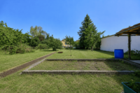 Attraktives Dreifamilienhaus mit drei Garagen, Garten und zusätzlichem Baupotenzial - Garten