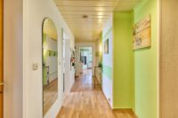 Dreifamilienhaus mit Garagen, Garten und zusätzlichem Baupotenzial - Flur DG