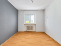 Dreifamilienhaus mit Garagen, Garten und zusätzlichem Baupotenzial - Büro EG