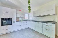 Attraktives Dreifamilienhaus mit drei Garagen, Garten und zusätzlichem Baupotenzial - Küche EG