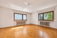 Dreifamilienhaus mit Garagen, Garten und zusätzlichem Baupotenzial - Wohnzimmer EG