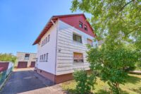 Dreifamilienhaus mit Garagen, Garten und zusätzlichem Baupotenzial - Vorderansicht