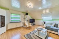 Dreifamilienhaus mit Garagen, Garten und zusätzlichem Baupotenzial - Wohnzimmer DG
