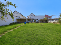 Dreifamilienhaus mit Garagen, Garten und zusätzlichem Baupotenzial - Garten