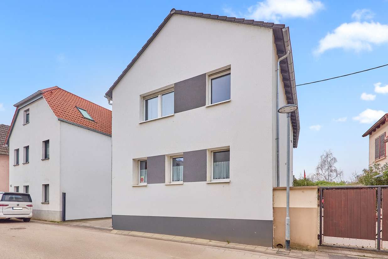 Modernisiertes Einfamilienhaus mit großer Scheune und großzügigem Garten, 76829 Landau in der Pfalz, Einfamilienhaus