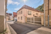 Familienfreundliches Wohnen: Einfamilienhaus im grünen mit schöner Aussicht - Straßenansicht