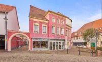 Repräsentatives Wohn- und Geschäftshaus in 1A-Ortskernlage mit ca. 8,6% Nettorendite! - Straßenansicht