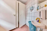 Repräsentatives Wohn- und Geschäftshaus in 1A-Ortskernlage mit ca. 8,6% Nettorendite! - Toilettenanlage EG