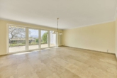 Lichtdurchflutetes Einfamilienhaus mit Wohnkomfort auf einer Ebene, Terrasse und Garten - Wohnzimmer