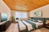 Lichtdurchflutetes Einfamilienhaus mit Wohnkomfort auf einer Ebene, Terrasse und Garten - Schlafzimmer (digitales Staging)