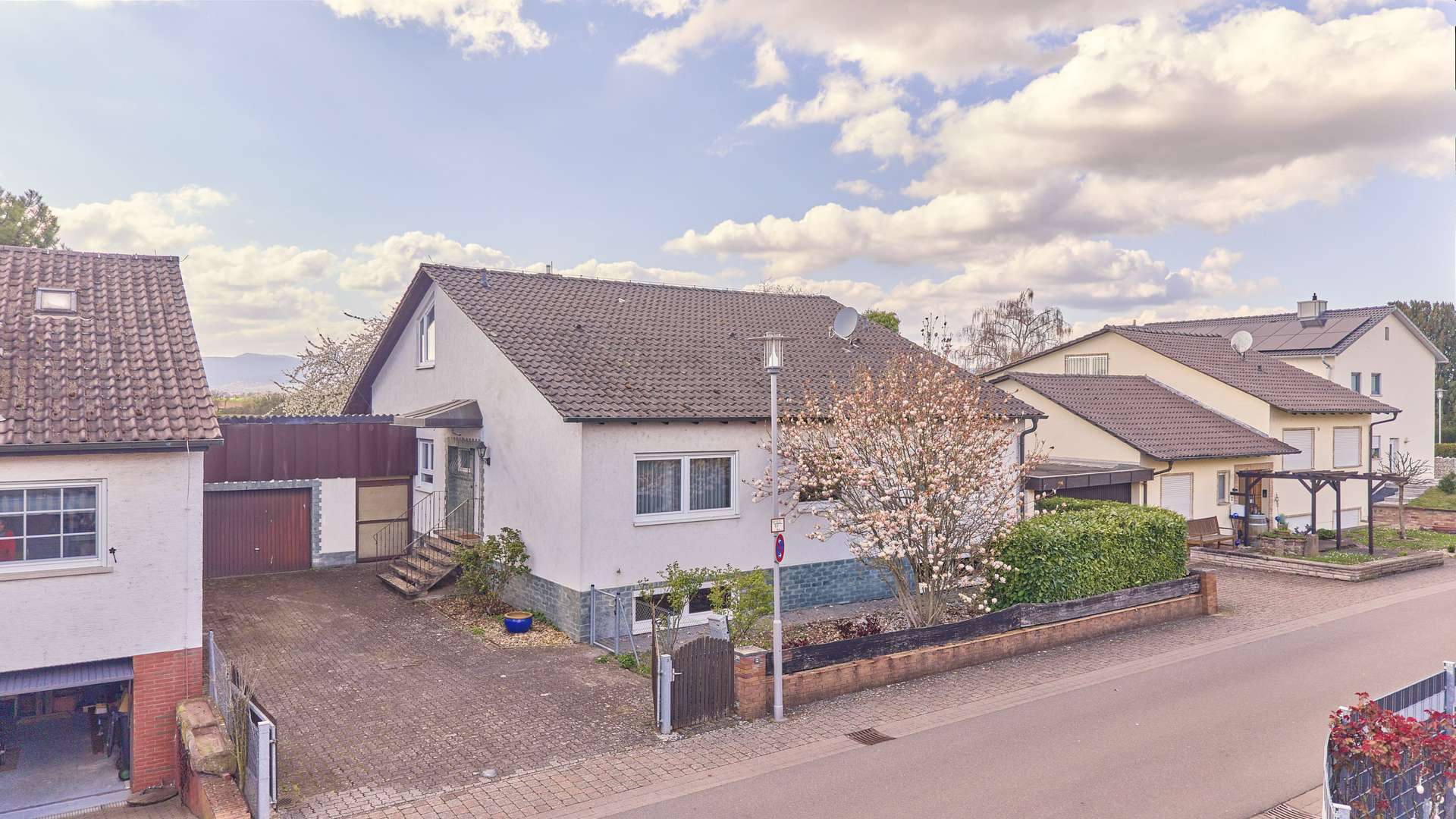 Lichtdurchflutetes Einfamilienhaus mit Wohnkomfort auf einer Ebene, Terrasse und Garten, 67482 Altdorf, Einfamilienhaus
