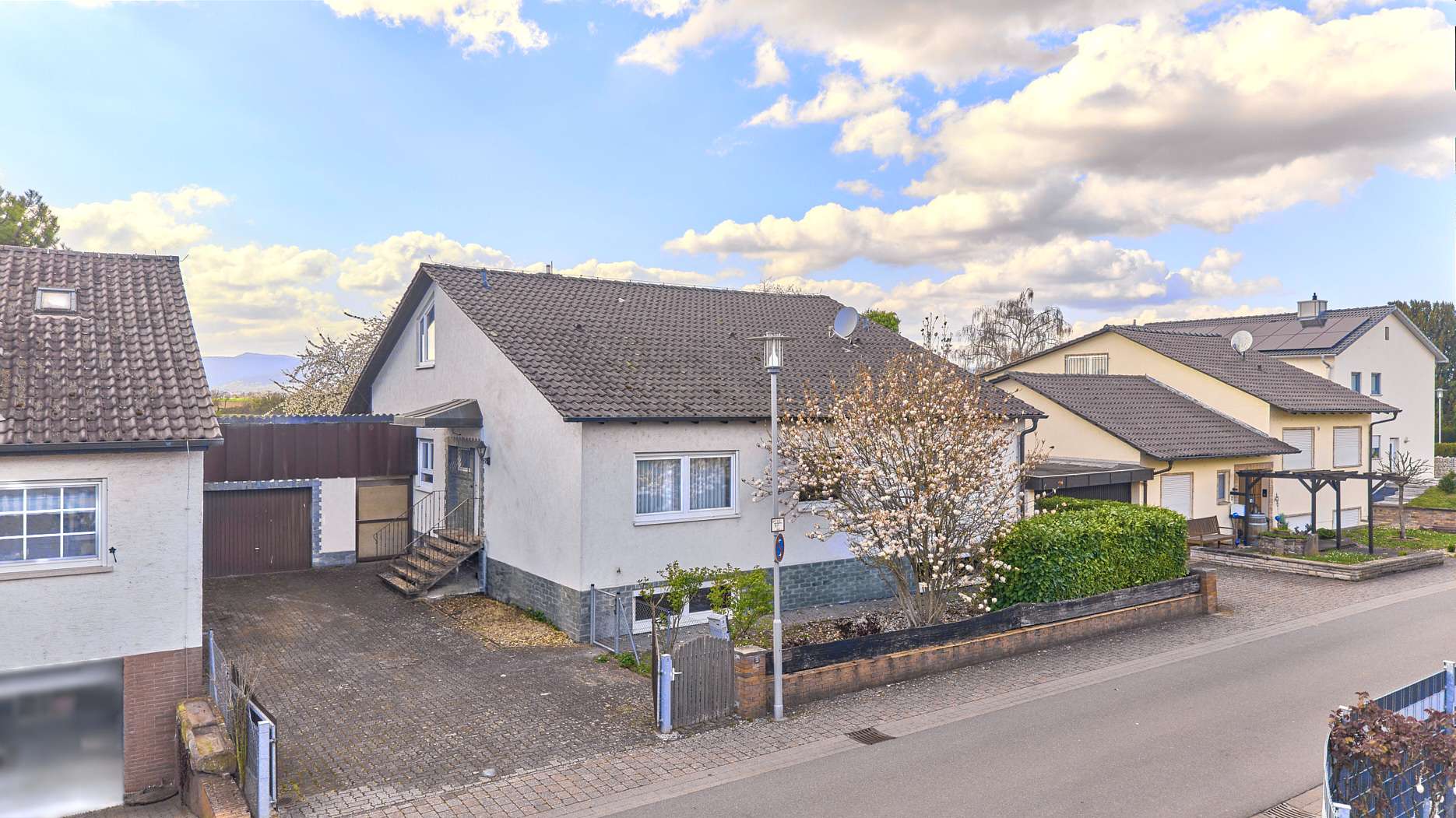 Lichtdurchflutetes Einfamilienhaus mit Wohnkomfort auf einer Ebene, Terrasse und Garten, 67482 Altdorf, Einfamilienhaus