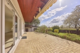 Lichtdurchflutetes Einfamilienhaus mit Wohnkomfort auf einer Ebene, Terrasse und Garten - Terrasse