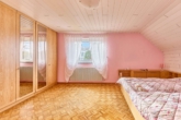 Zeitlos wohnen am Naturrand – Einfamilienhaus mit Bauplatz - Schlafzimmer
