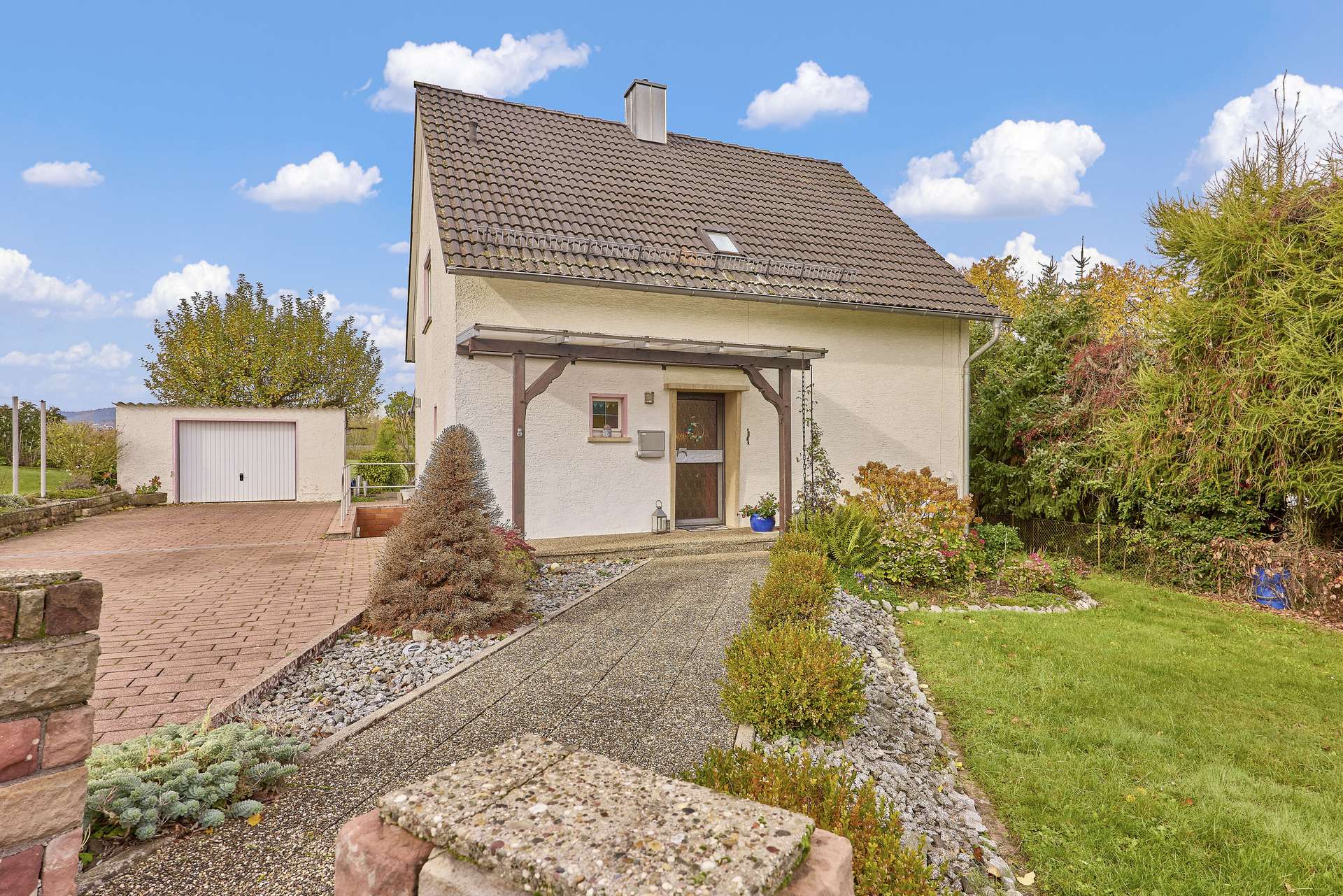 Zeitlos wohnen am Naturrand – Einfamilienhaus mit Bauplatz, 76831 Heuchelheim-Klingen, Einfamilienhaus