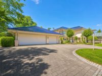 Exklusive Luxusresidenz mit Privatpark, eigenem Spa und höchstem Wohnkomfort - Hofeinfahrt