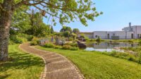 Exklusive Luxusresidenz mit Privatpark, eigenem Spa und höchstem Wohnkomfort - Garten mit Teich