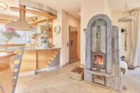 Exklusive Luxusresidenz mit Privatpark, eigenem Spa und höchstem Wohnkomfort - Kaminbereich Küche