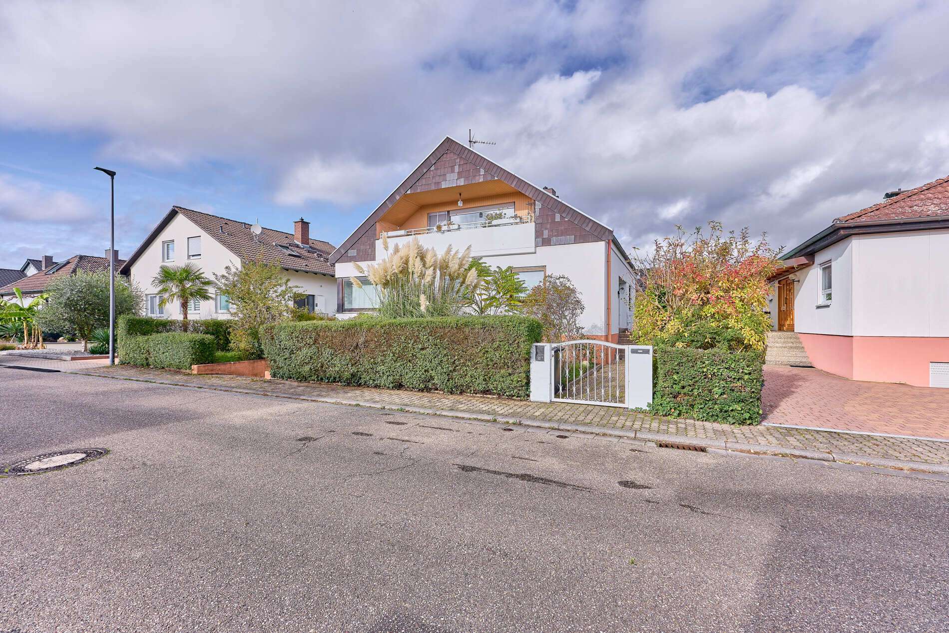 Helles Zweifamilienhaus mit Terrasse und großem Garten in ruhiger Wohnlage, 67435 Neustadt an der Weinstraße, Haus