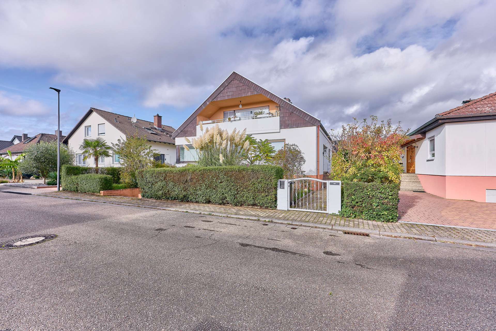 Helles Zweifamilienhaus mit Terrasse und großem Garten in ruhiger Wohnlage, 67435 Neustadt an der Weinstraße, Haus