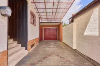 Einfamilienhaus mit großzügigem Außenbereich & Potenzial für individuelle Wohnträume - Garage