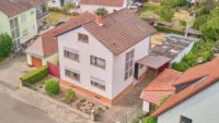 Einfamilienhaus mit großzügigem Außenbereich & Potenzial für individuelle Wohnträume - Drohnenaufnahme