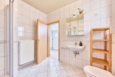 Modernisiertes Wohnhaus mit großzügiger Raumaufteilung in beliebter Lage - Badezimmer
