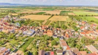 Ihr privater Rückzugsort: Charmantes Haus mit Nebengebäude, Innenhof & weitläufigem Garten - Drohnenaufnahme