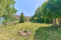 Ihr privater Rückzugsort: Charmantes Haus mit Nebengebäude, Innenhof & weitläufigem Garten - Garten