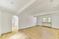 Ihr privater Rückzugsort: Charmantes Haus mit Nebengebäude, Innenhof & weitläufigem Garten - Wohnzimmer
