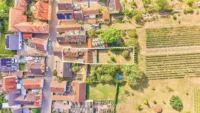 Ihr privater Rückzugsort: Charmantes Haus mit Nebengebäude, Innenhof & weitläufigem Garten - Drohnenaufnahme