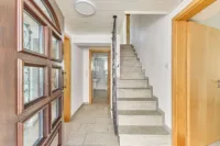 Ihr privater Rückzugsort: Charmantes Haus mit Nebengebäude, Innenhof & weitläufigem Garten - Flur