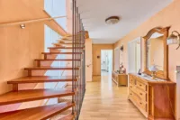 Großzügiges Zuhause mit sonniger Terrasse und liebevoll angelegtem Garten - Flur