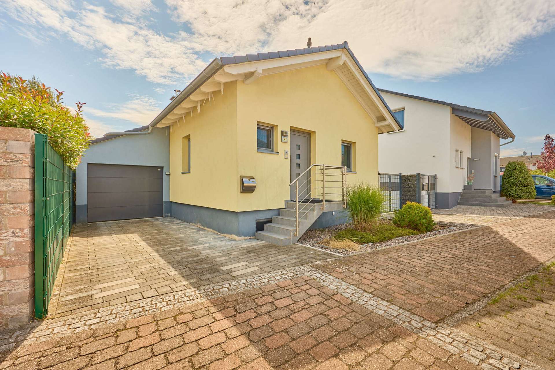 Traumhaftes Anwesen im Bungalowstil mit Wohnmöglichkeiten auf 2 Etagen, 76661 Philippsburg, Einfamilienhaus