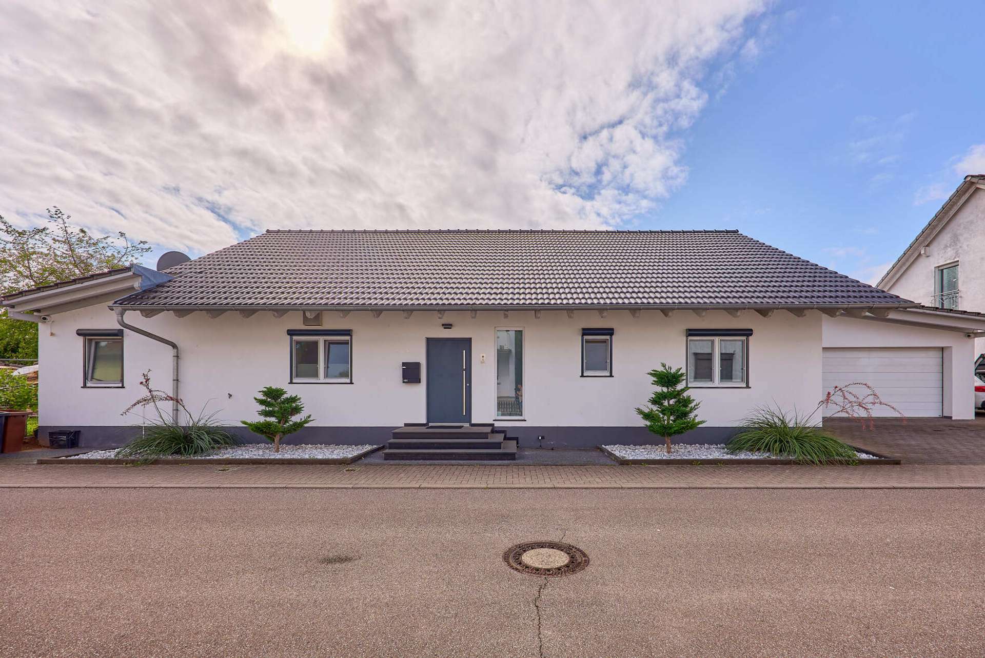 Ihre private Wohlfühl-Oase: Luxuriöses Wohnen mit Pool, Sauna und höchster Sicherheit, 67363 Lustadt, Einfamilienhaus