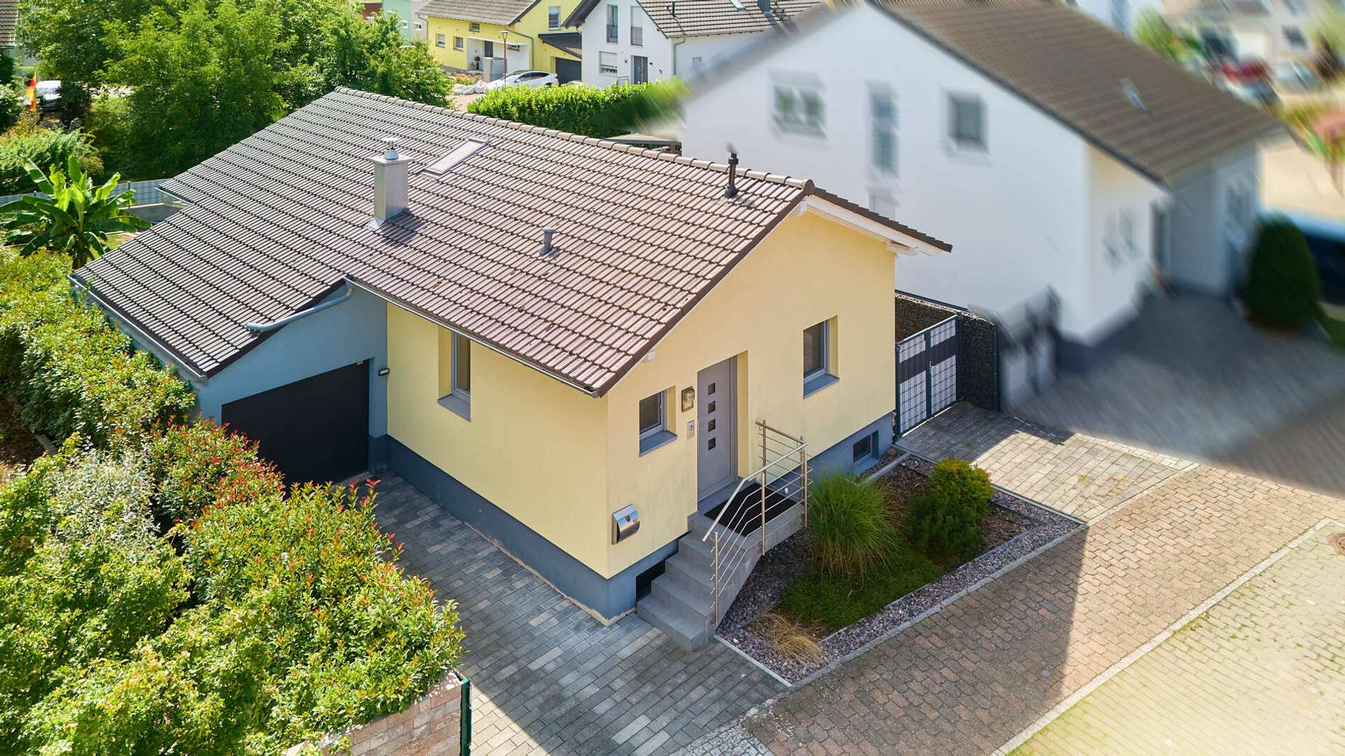 Traumhaftes Anwesen im Bungalowstil mit Wohnmöglichkeiten auf 2 Etagen, 76661 Philippsburg, Einfamilienhaus