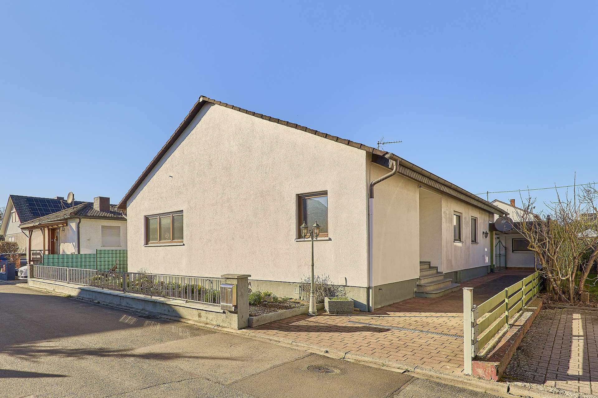 Einfamilienhaus im Bungalowstil mit weitläufigem Wohnbereich, Kamin & vielseitigem Dachstudio, 67435 Neustadt an der Weinstraße, Einfamilienhaus