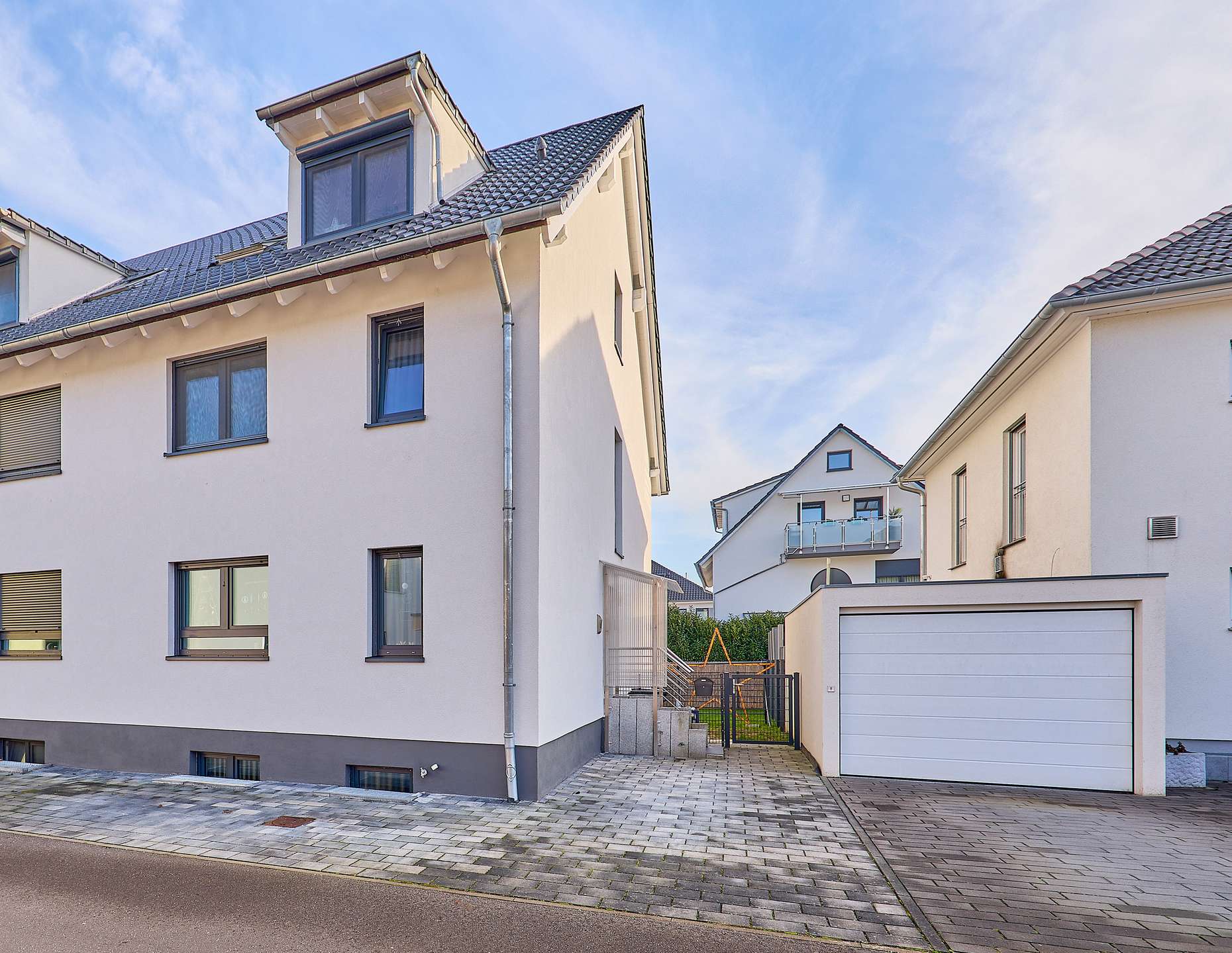 Modernes Schmuckstück: Neuwertige Doppelhaushälfte in Feldnähe mit Garten, 67105 Schifferstadt, Doppelhaushälfte