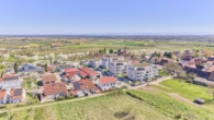 Raum für Ruhe und Stil - Moderne 3-Zimmer-Wohnung mit privatem Garten - Drohnenaufnahme