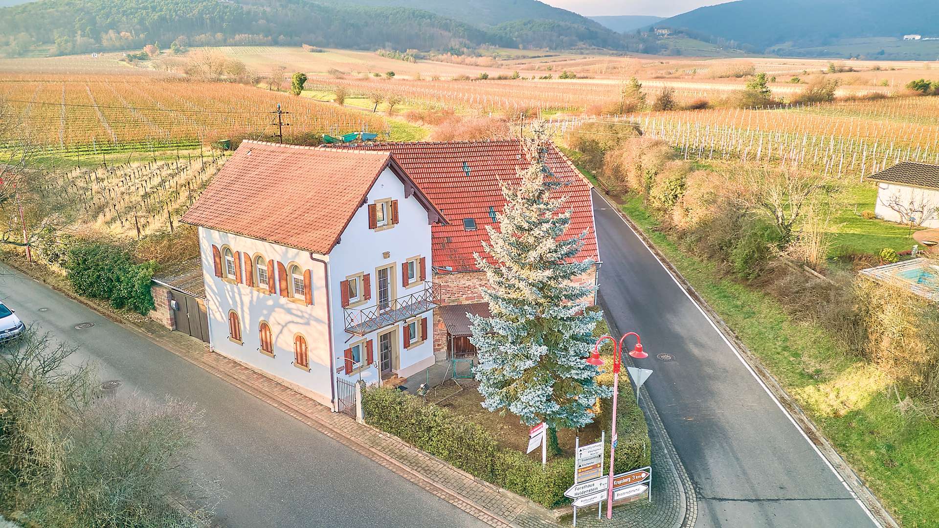 Historisches Anwesen in spektakulärer Traumlage – Einfamilienhaus mit sehr viel Potenzial, 67480 Edenkoben, Haus