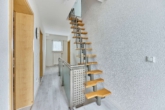 Modernisiertes Wohn- & Geschäftshaus mit ausgebauten Dachgeschoss sowie Nebengebäude - Flur OG