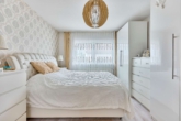 Modernisiertes Wohn- & Geschäftshaus mit ausgebauten Dachgeschoss sowie Nebengebäude - Schlafzimmer I OG
