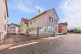 Modernisiertes Wohn- & Geschäftshaus mit ausgebauten Dachgeschoss sowie Nebengebäude - Außenansicht