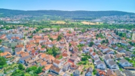 Modernisiertes Wohn- & Geschäftshaus mit ausgebauten Dachgeschoss sowie Nebengebäude - Drohnenaufnahme