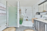 Modernisiertes Wohn- & Geschäftshaus mit ausgebauten Dachgeschoss sowie Nebengebäude - Bad OG
