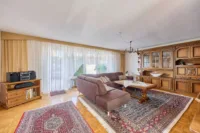 Freistehendes Einfamilienhaus mit Gartenidylle & vielseitigem Platzangebot - Wohnzimmer