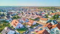 Attraktives Einfamilienhaus mit sonniger Süd-Terrasse & gemütlichem Kamin - Drohnenaufnahme