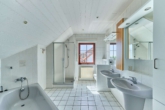 Charmantes Zuhause mit viel Licht, Wintergarten & weitläufigem Außenbereich - Badezimmer
